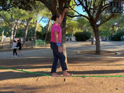 Avanza quindi scalzo sulla linea aiutandosi con i movimenti delle braccia